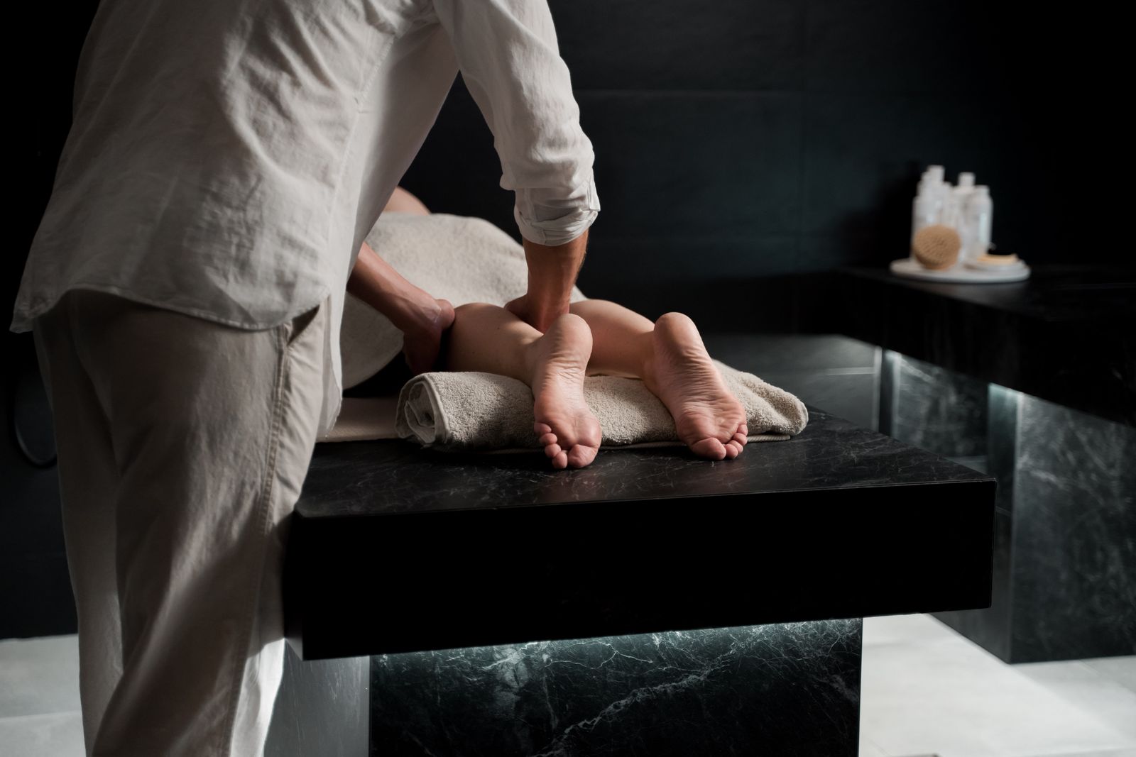 Male hands giving a relaxing wellness foot massage in Berlin
