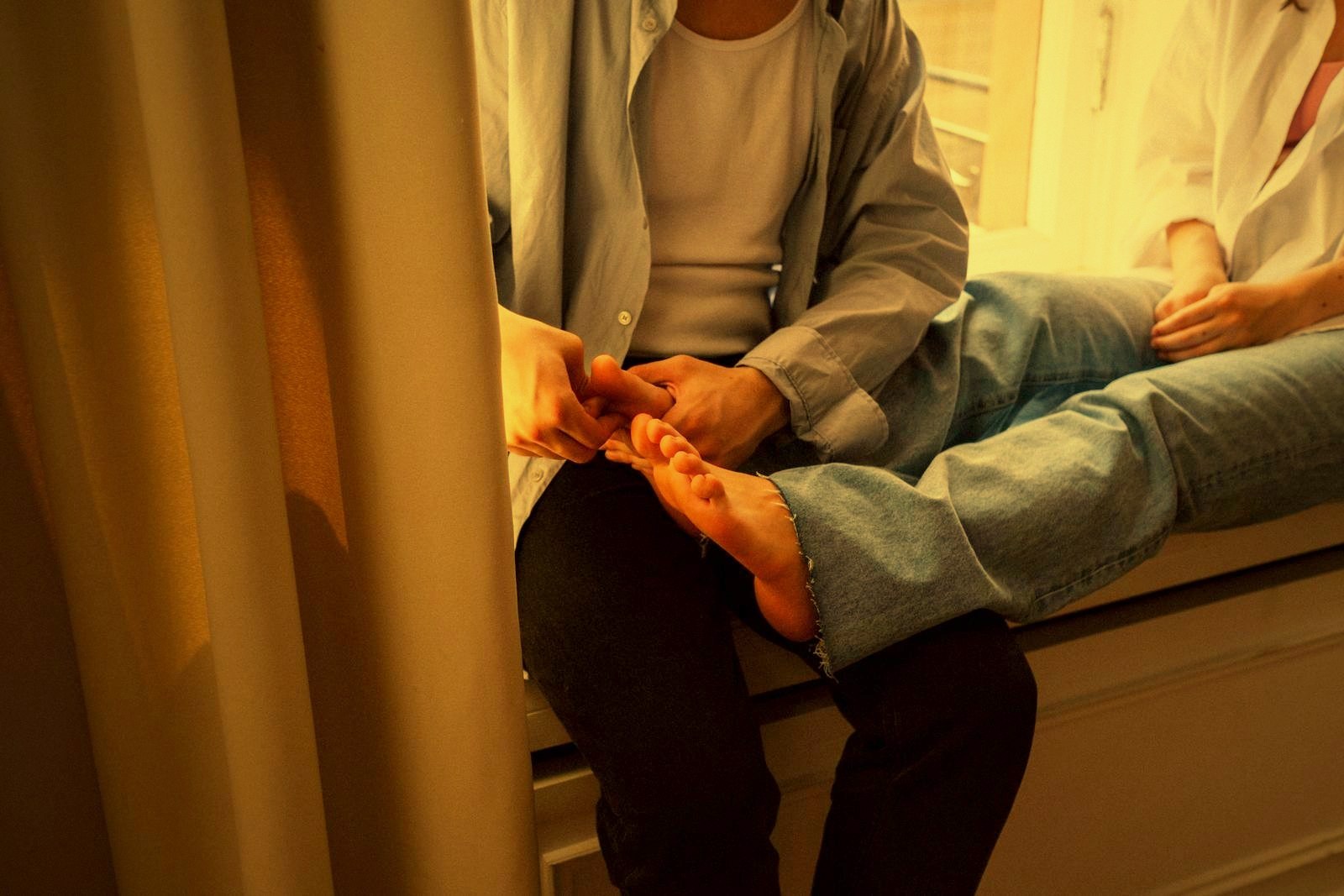 Seated wellness foot massage by male hands, fully clothed, no massage table – Rescue Lounge Berlin